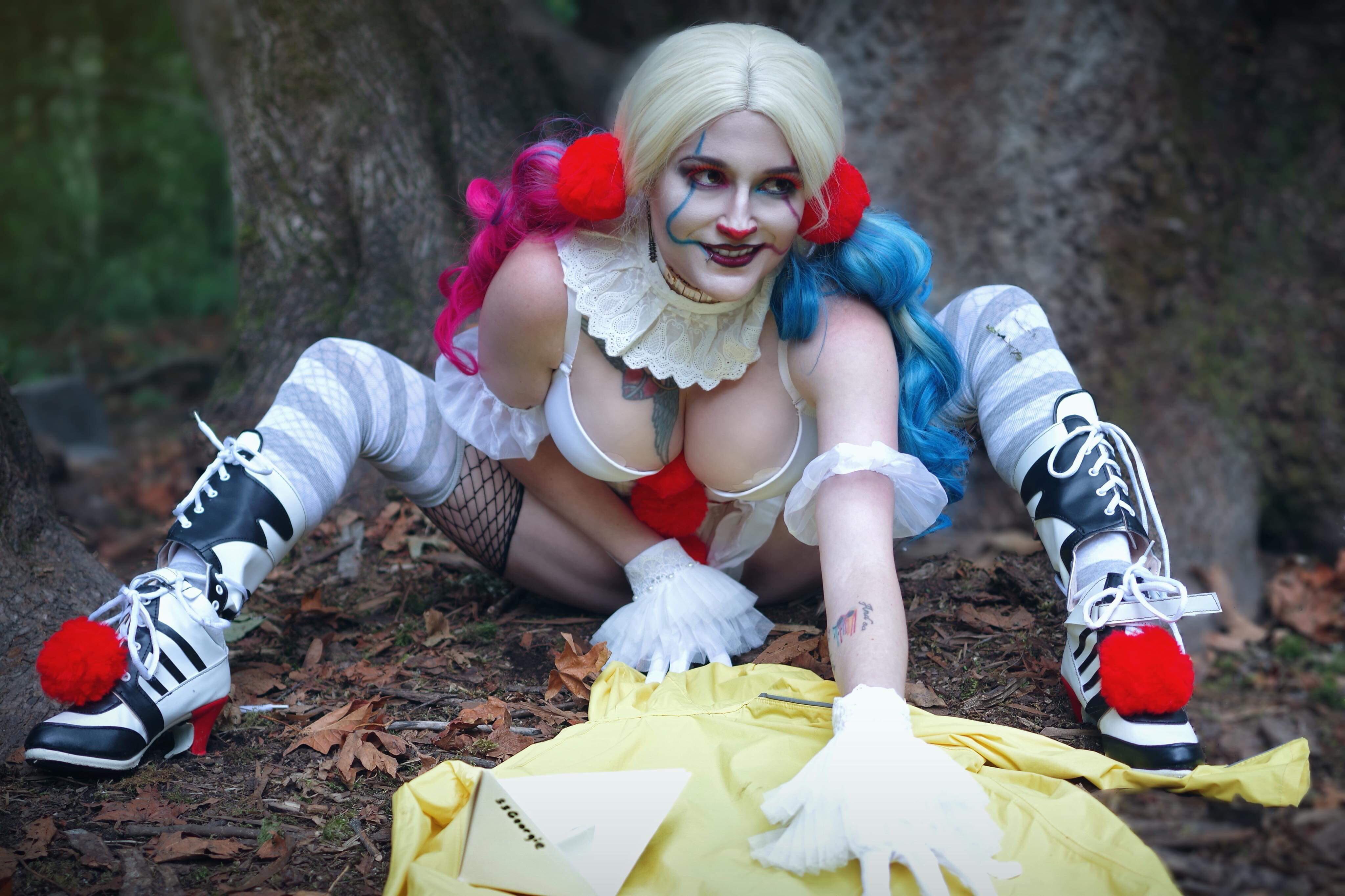 Pennywise Harley Quinn From It And Batman By Captive Cosplay - Cosplay Boob...