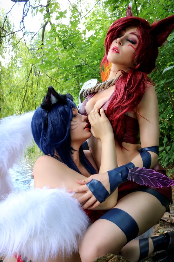 ahri-x-xayah-from-league-of-legends-by-lysande-and-mowkyfox_001