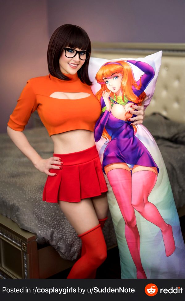 angie-griffin-as-velma-with-a-daphne-hentai-pillow_001