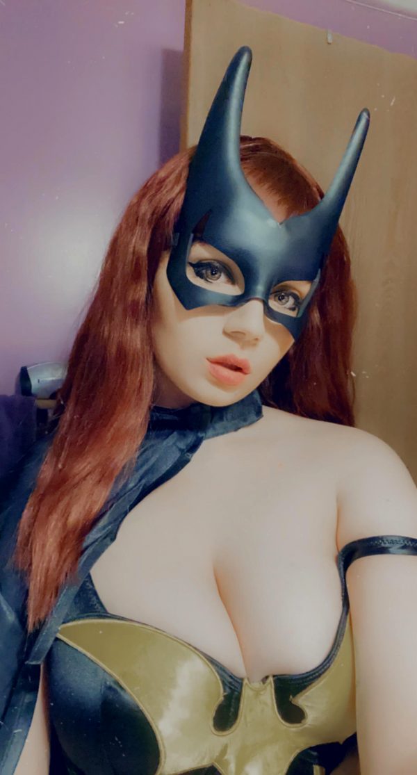 batgirls-boobs-are-almost-popping-out-what-do-you-think_001