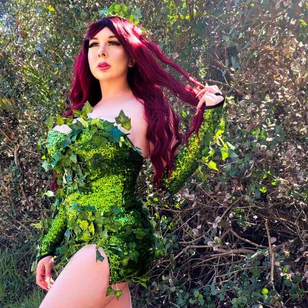 cosplaying-a-busty-poison-ivy-by-sapphire-summers_001