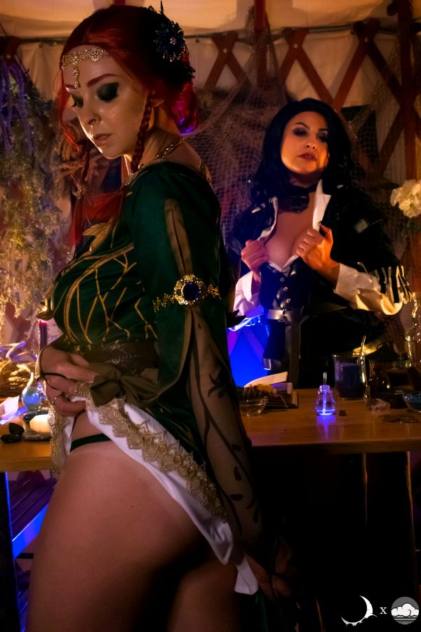 triss-and-yennefer-by-cloudedcalypso-and-lunaraecosplay_001